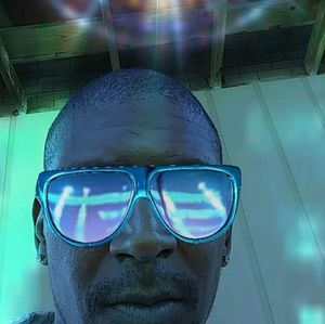 Meet your Posher, Derek