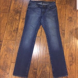 Curvy straight blue jeans