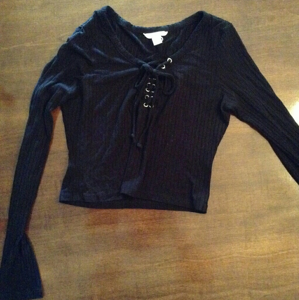 Black long sleeved laced crop top