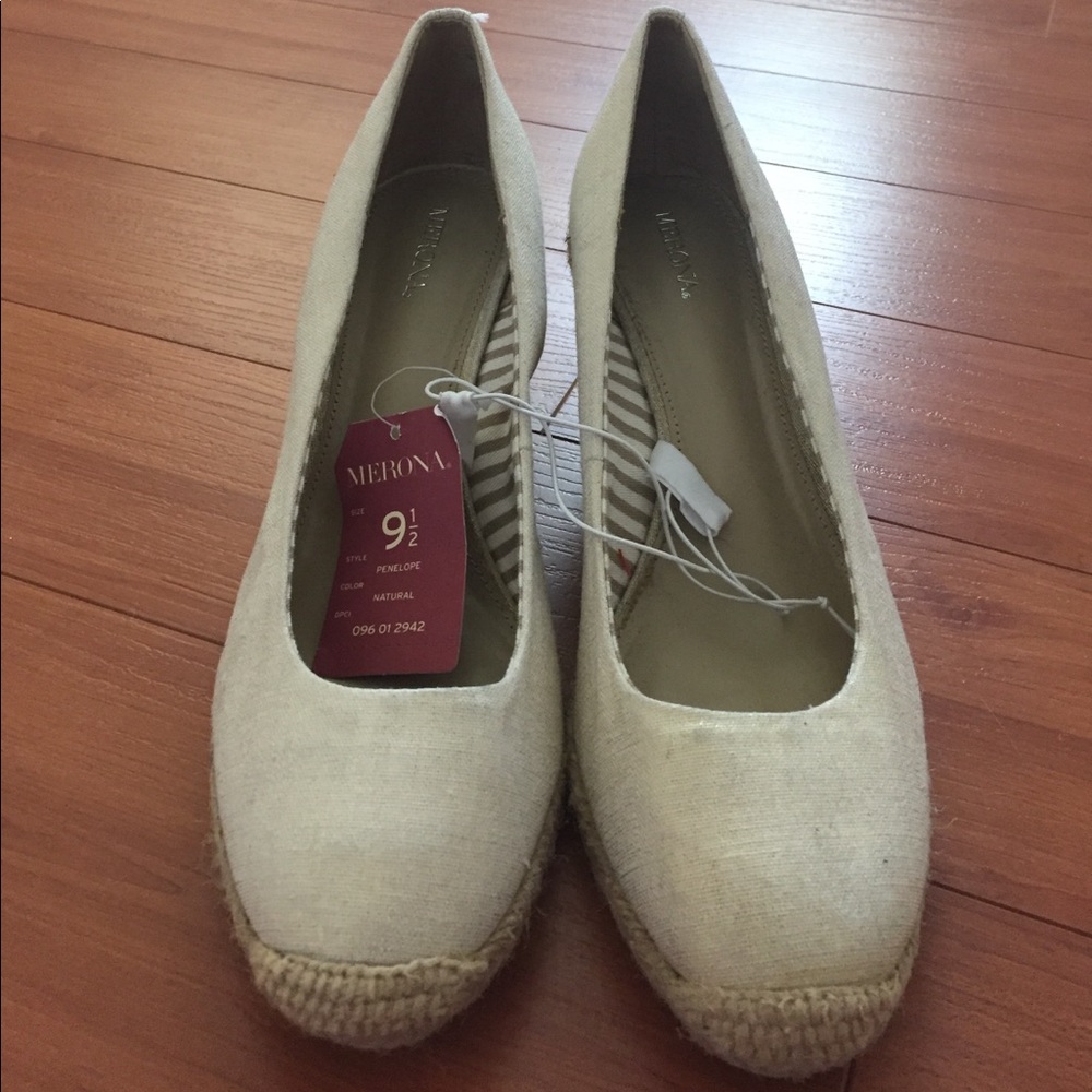 Merona cream and gold wedges
