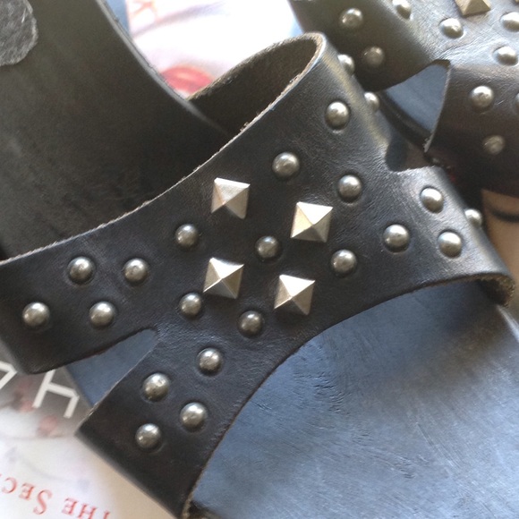 Gloria Vanderbilt leather studded slip on heels - Picture 4 of 5