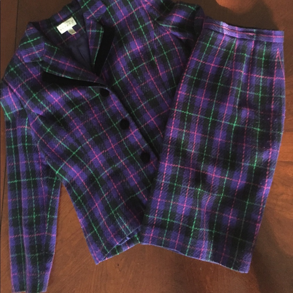 Adriana Papell 2 pice plaid suit.