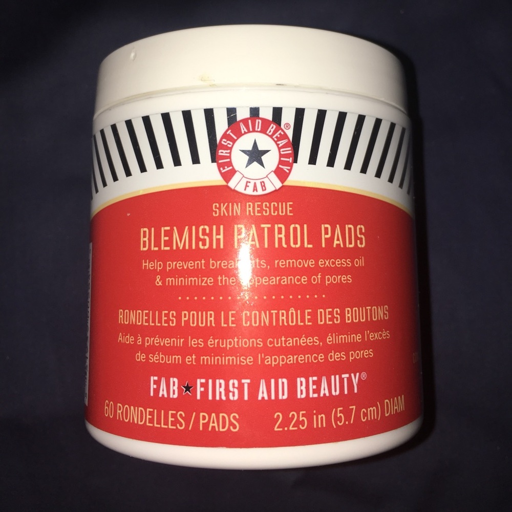 First Aid Beauty skin rescue blemish patrol pads