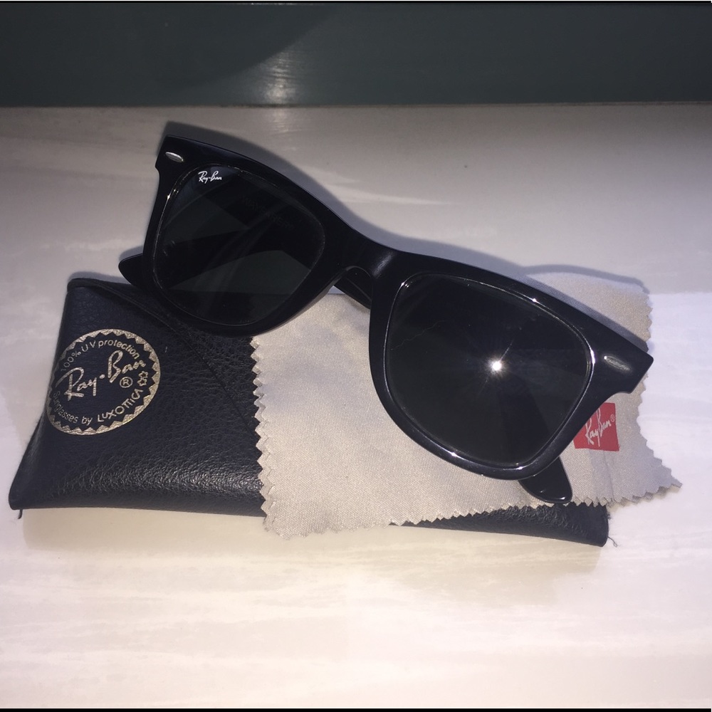 Ray Ban - Classic Black Wayfarer w/ Original Case