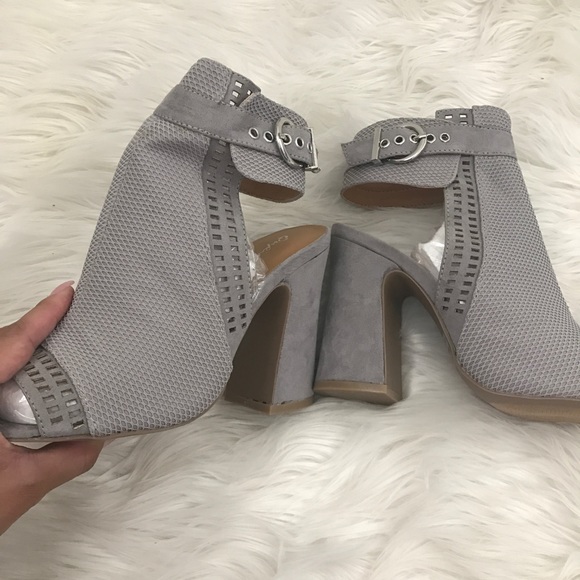 **DEFECT LAST PAIR// Grey peep toe booties😍 - Picture 4 of 7