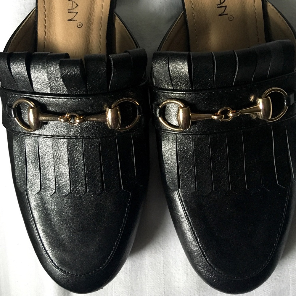 Classic chic loafers. (Never worn)