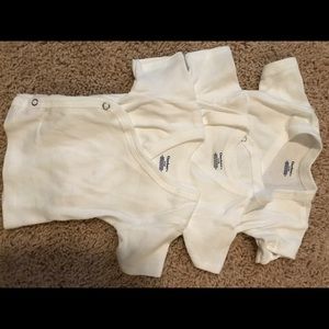 Set of 3 shirts- Bibs- Gloves- Hats