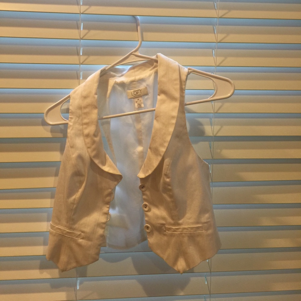 Beautiful white buttoned top. Perfect for summer.