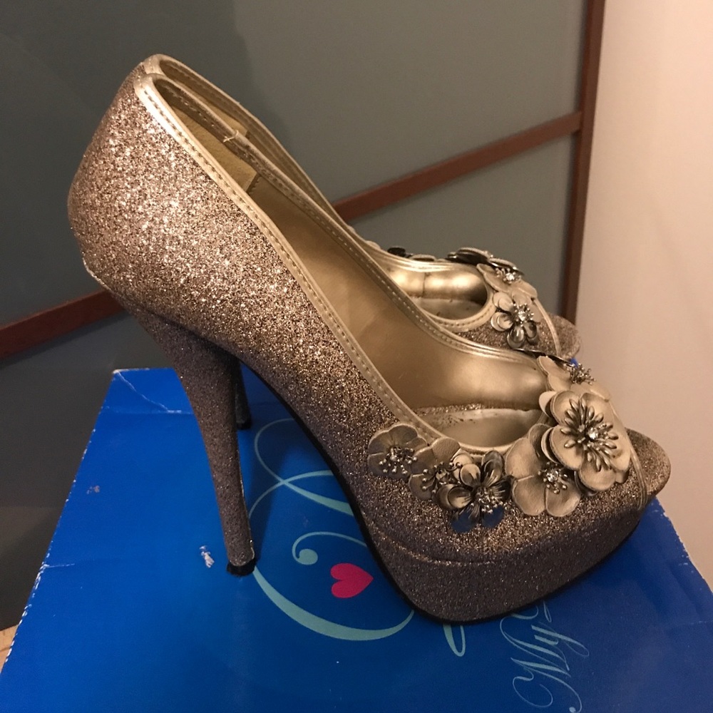 Delicious Shoes Gold Glitter Heels