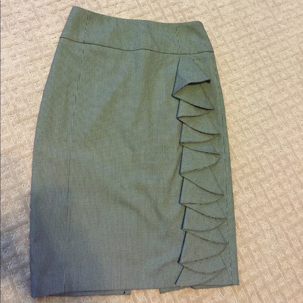 Sophisticated, houndstooth Express pencil skirt