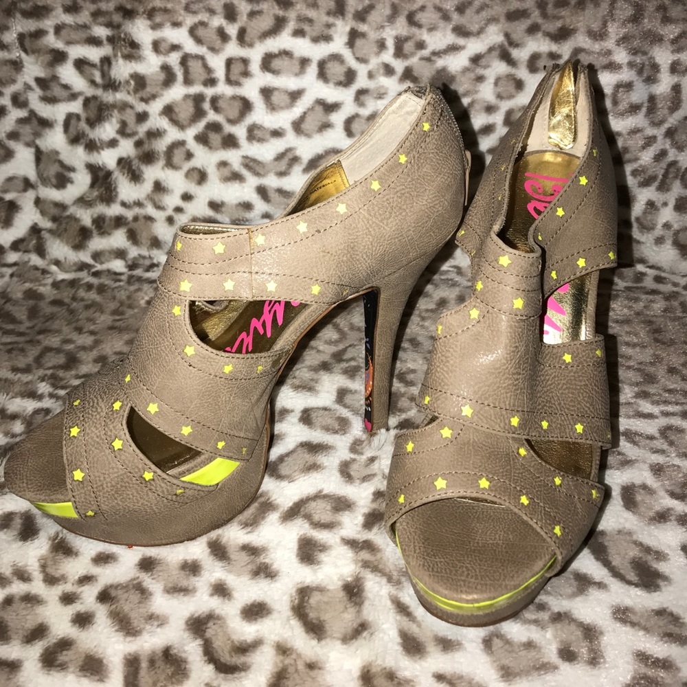 Beige heels 💛💛