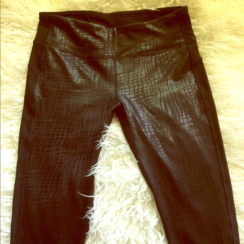 Shiny Croc Print Crop Leggings
