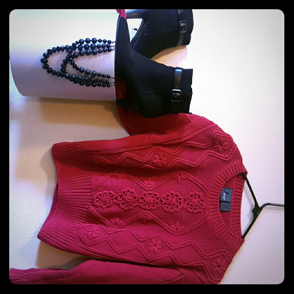 Knitted burgundy  pink sweater