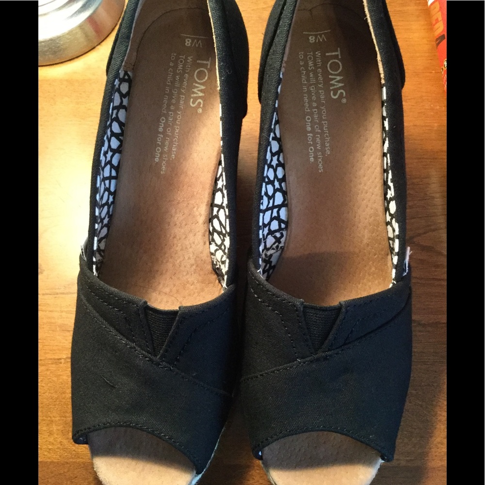 Adorable Toms canvas wedges