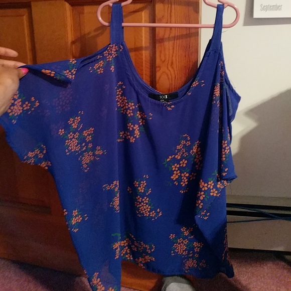 Cold shoulder floral top - Picture 1 of 1