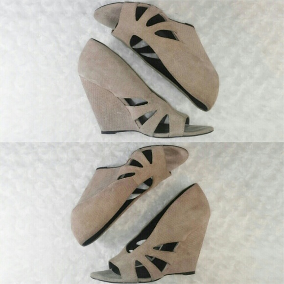 Elizabeth & James Stash Suede Cut Out Wedges Peep - Picture 6 of 8