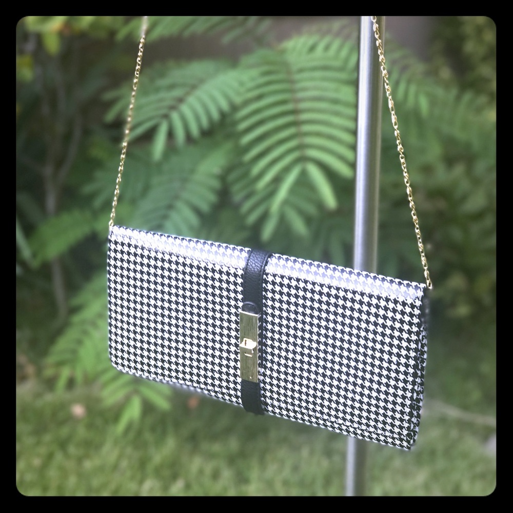 Houndstooth Print Clutch w/ Detachable Gold Chain