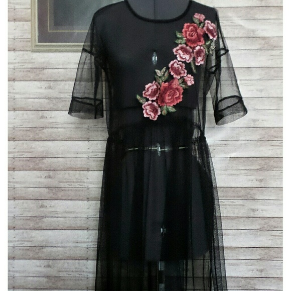 Dresses & Skirts - Black midi mesh dress with flower appliques