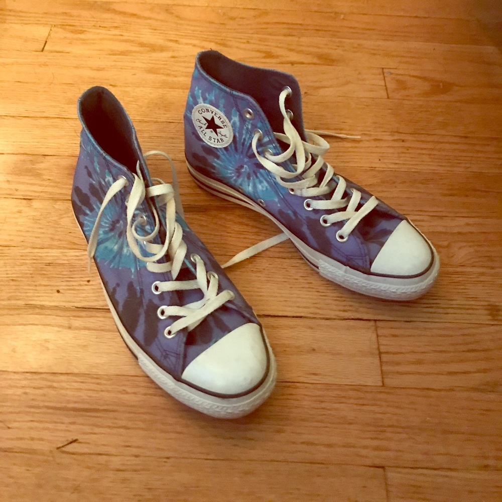 tie dye blue converse high tops! w9