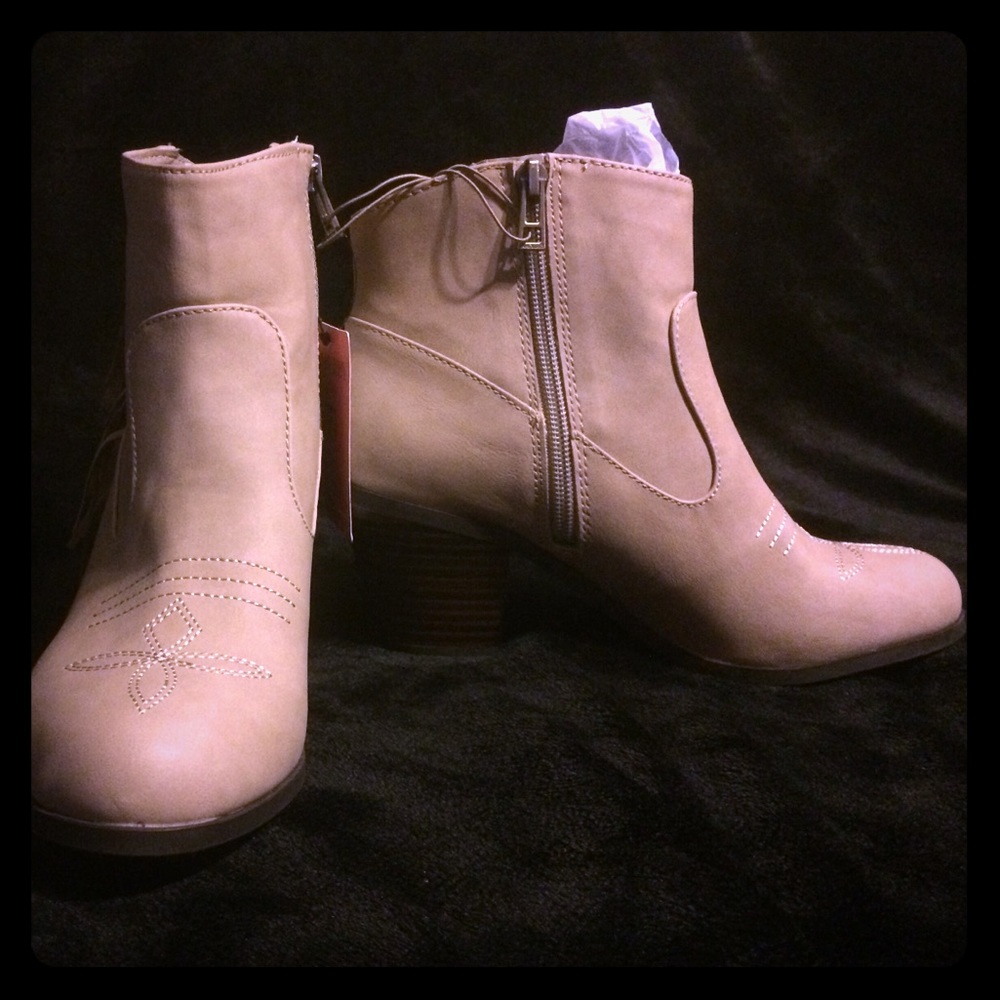 NWT - 7 1/2 -Sam&Libby Ankle Boots