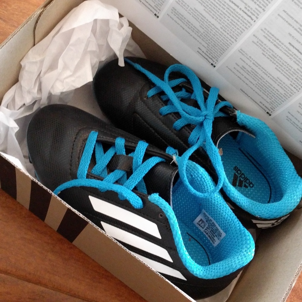 SOLD - Adidas kids soccer cleats only worn once!