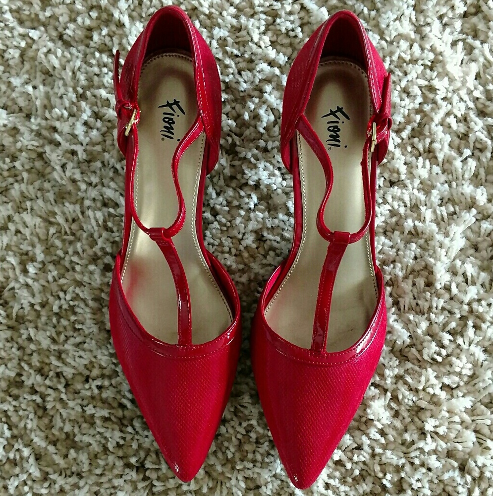 7.5 Red Pointed Toe Heels