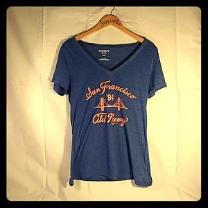 Short sleeve graphic tee.