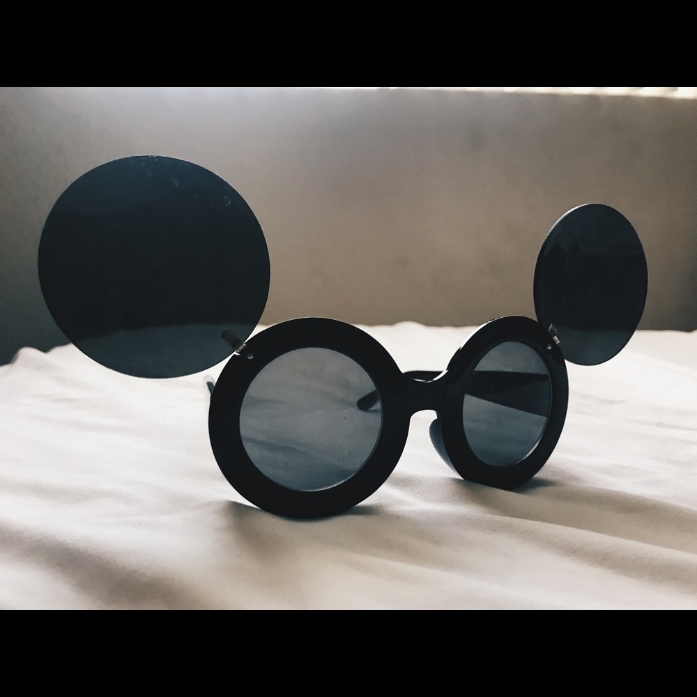 Round flip out sunglass (Mickey style)