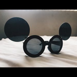 Round flip out sunglass (Mickey style)