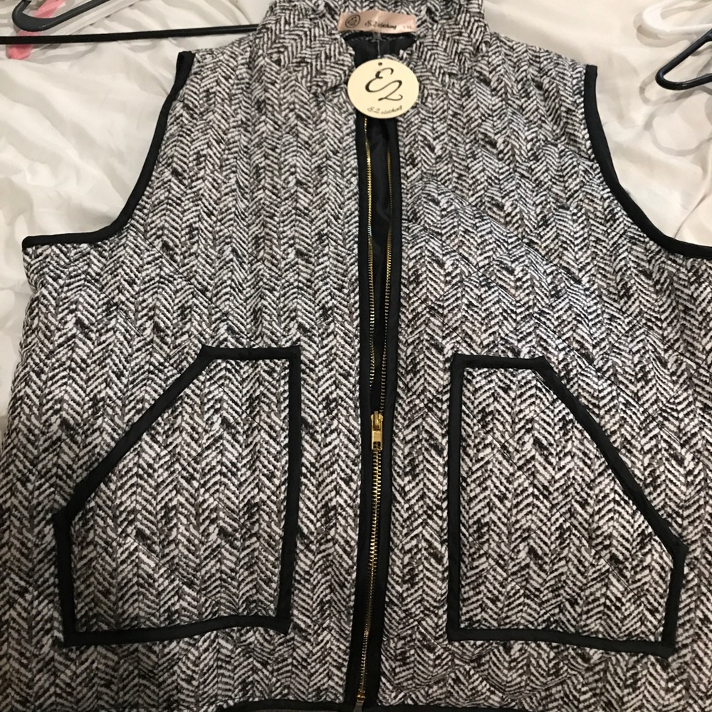 Lightweight sleeveless jacket