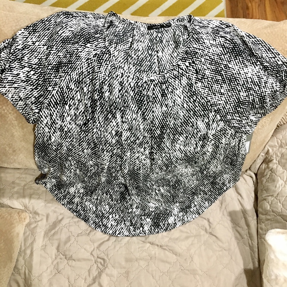 APT.9 New Black/White swing top w/pleated neckline