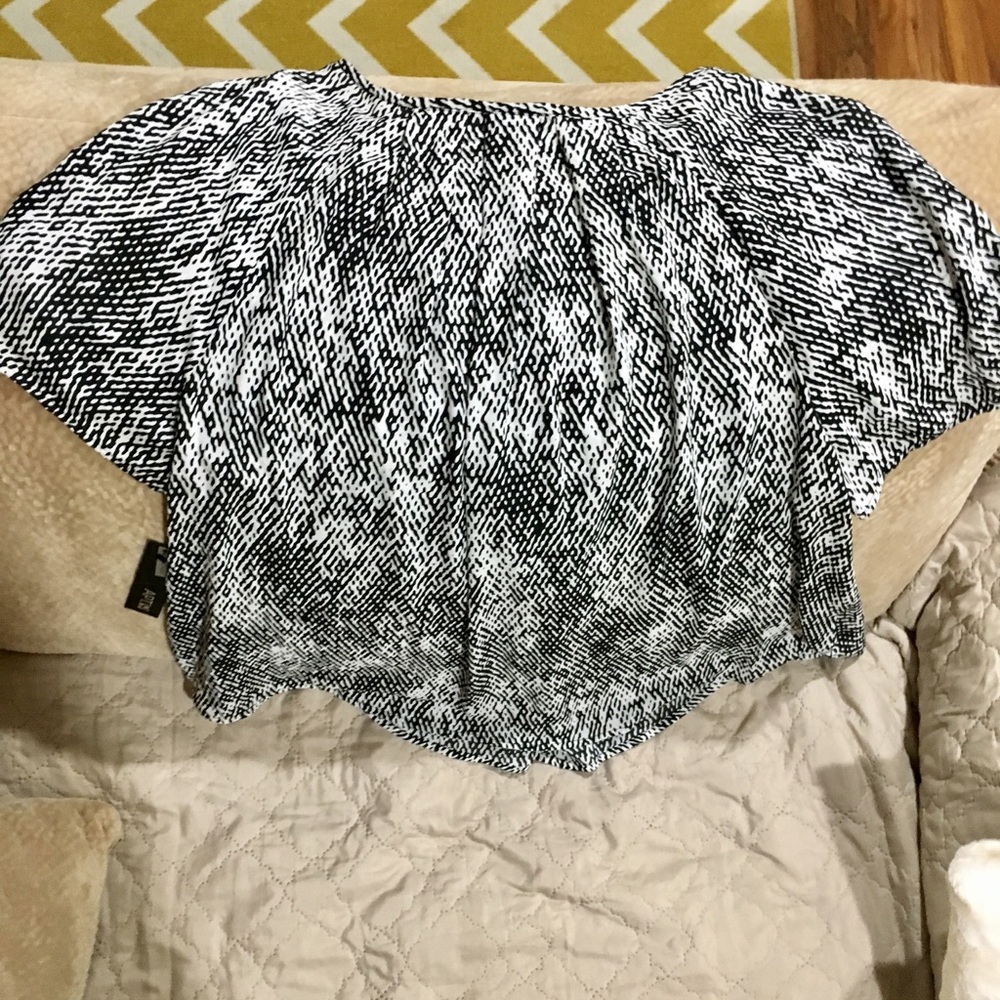 APT.9 New Black/White swing top w/pleated neckline - Picture 2 of 2