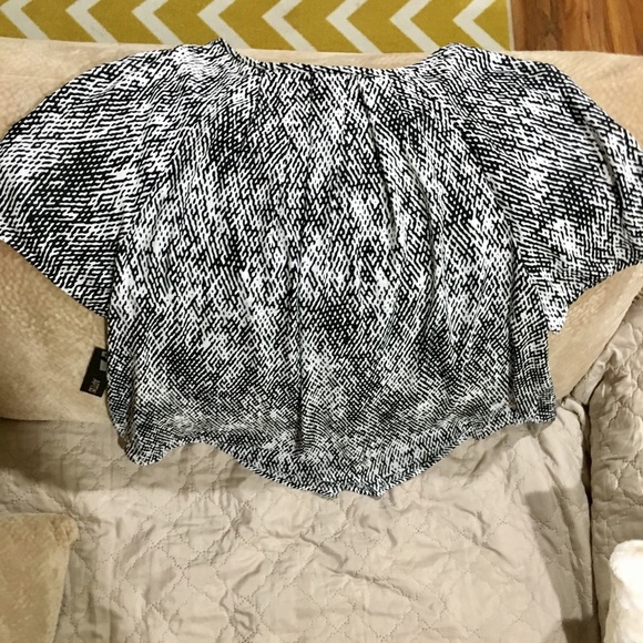 APT.9 New Black/White swing top w/pleated neckline - Picture 2 of 2