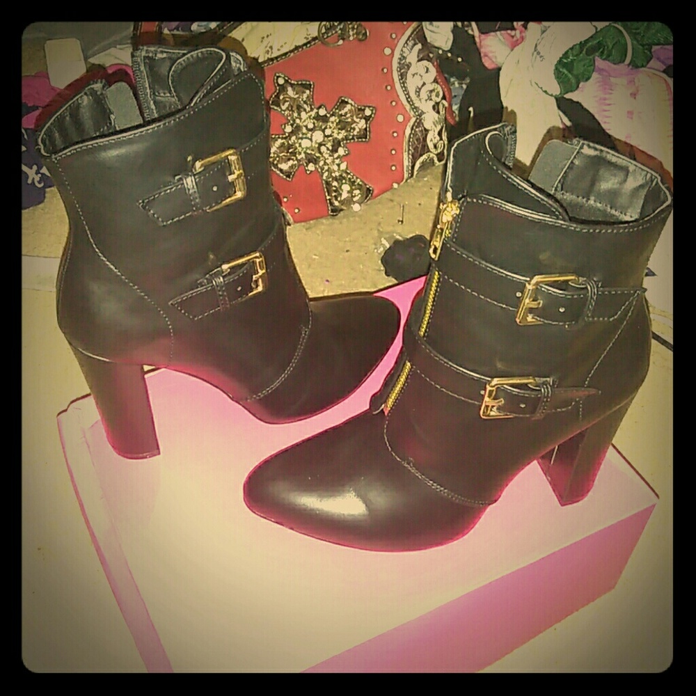 Zola Heeled ankle booties NWB