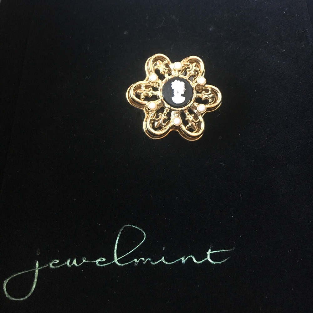 NEW never worn Jewelmint bambina cameo ring size 8