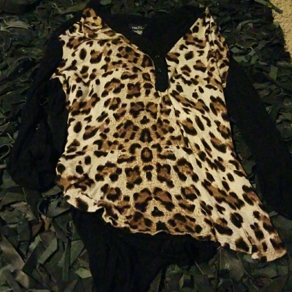 Long sleeve cheetah top - Picture 1 of 3