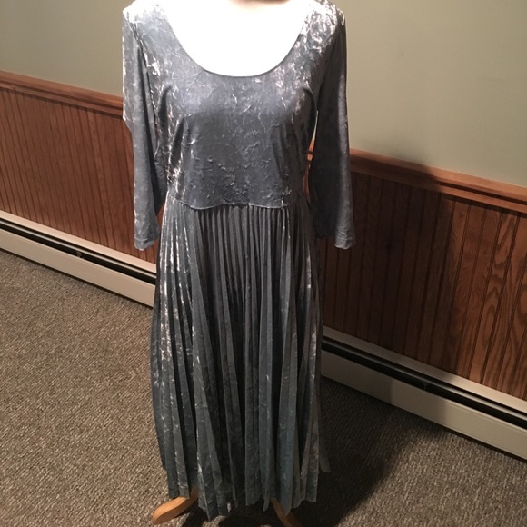 NYC&Co Tall Pleated Velvet Dress. - Picture 6 of 6