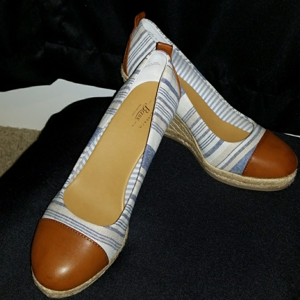 NWOT-Bass white,blue and tan striped wedges