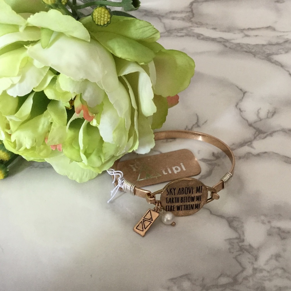 Beautiful Gold Hook Bracelet! 💕