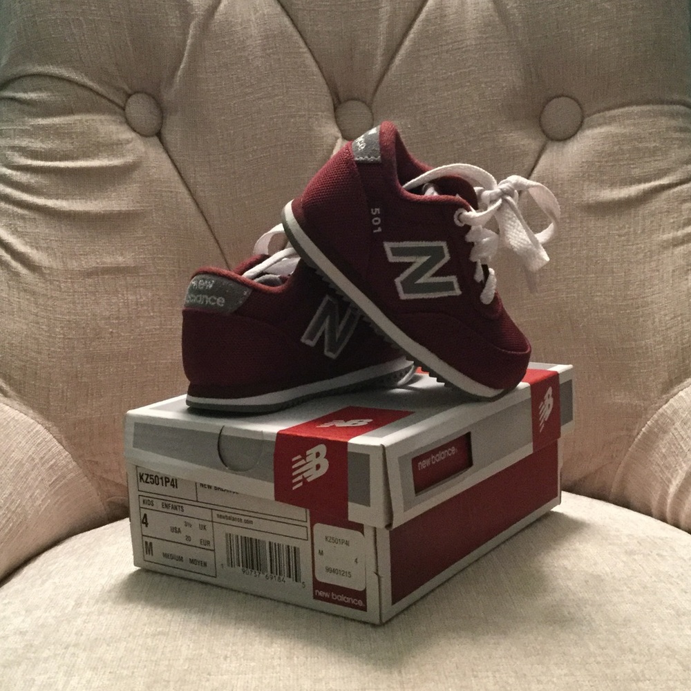 Infant/ Kids New Balance size 3 1/2 ~