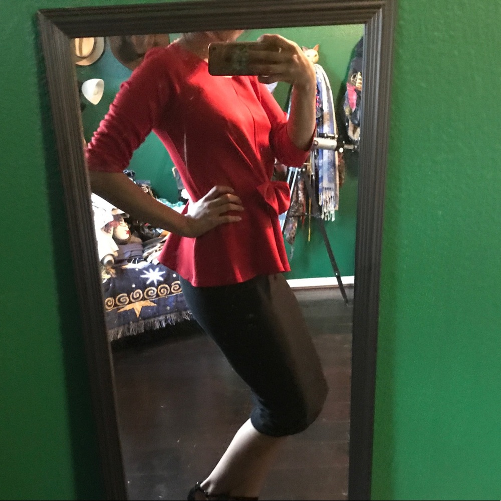 Red bow shirt.