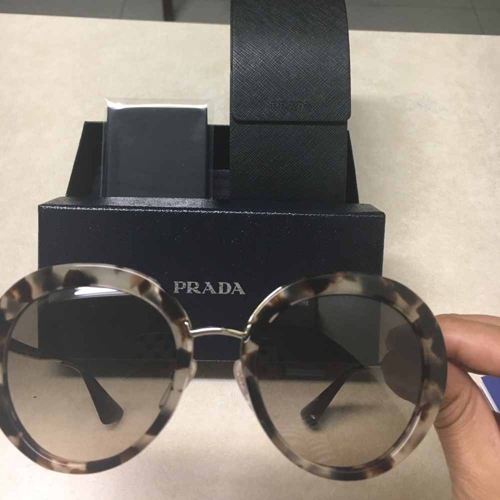 Prada 16QS round sunglasses 😎