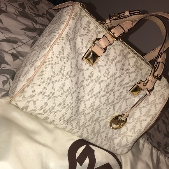 Michael Kors Signature White Handbag - Picture 2 of 8