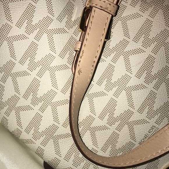 Michael Kors Signature White Handbag - Picture 4 of 8