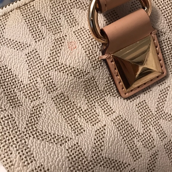 Michael Kors Signature White Handbag - Picture 5 of 8