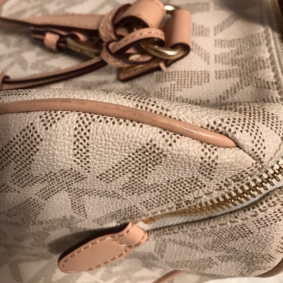 Michael Kors Signature White Handbag - Picture 6 of 8