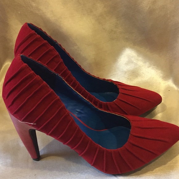 Kiss&Tell SHADA Red Velvety Pumps 👠 - Picture 3 of 7