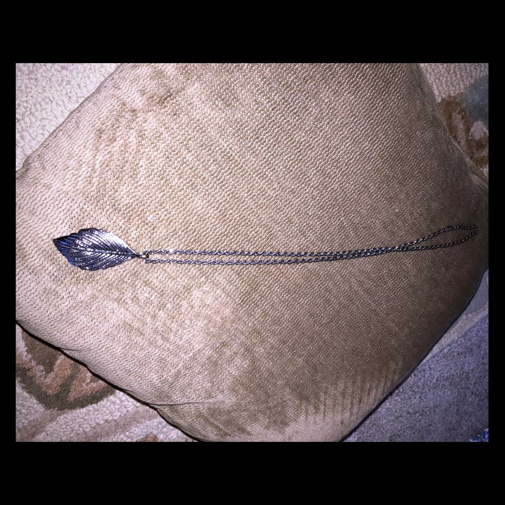 Leaf pendant chain necklace
