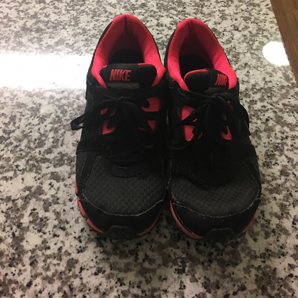 Nike dual fusion sneakers