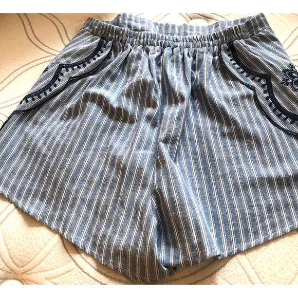 Punch blue and white embroidered shorts - Picture 4 of 7